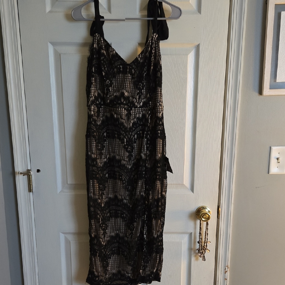 Elegant Black Lace Dress Lulus Size Large NWT